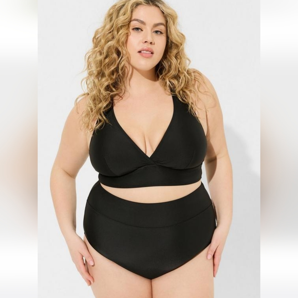 NWT Torrid Wireless Triangle Bikini Top Black
